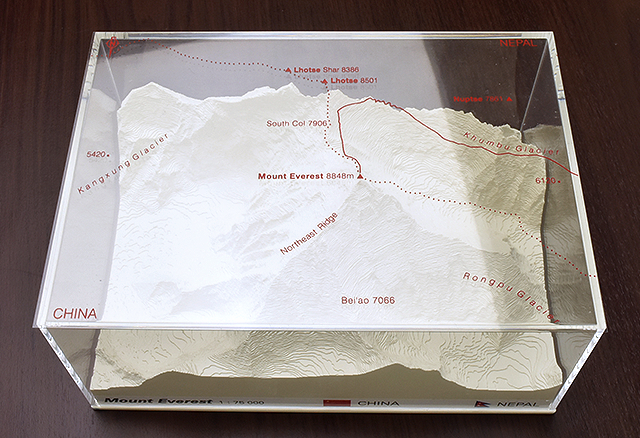 Mount Everest - reliëfmaquette op schaal 1:75.000 MOUNTEVEREST  Reliorama   Wandkaarten Nepal