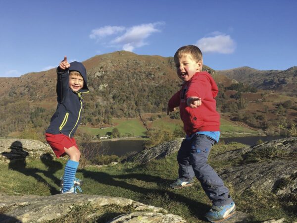 Lake District: Outdoor Adventures with Children 9781852849566 Rachel Crolla, Carl McKeating Cicerone Press   Reizen met kinderen, Wandelgidsen Noordwest-Engeland