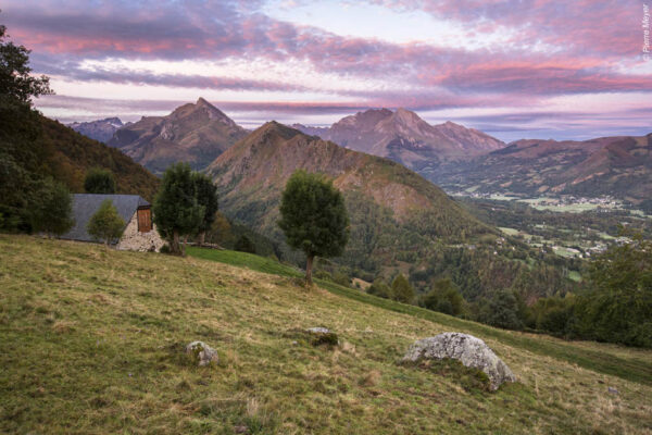 Les plus beaux treks des Pyrénées 9782344034712 David Serano-Grocq Glénat   Fotoboeken, Wandelgidsen Pyreneeën en Baskenland