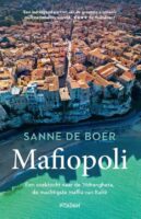 Mafiopoli | Sanne de Boer 9789046823088 Sanne de Boer Nieuw Amsterdam   Reisverhalen & literatuur Napels, Amalfi, Cilento, Campanië