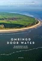 Omringd door water | Jan Bank 9789044637977 Jan Bank, Doeko Bosscher Prometheus   Historische reisgidsen, Landeninformatie Nederland