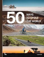50 Ways to Cycle the World 9782390251514  Lannoo   Fietsgidsen, Meerdaagse fietsvakanties Wereld als geheel