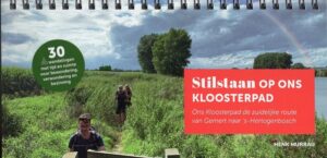 wandelgids Stilstaan op Ons Kloosterpad | de zuidelijke route 9789082745825 Henk Murraij, Peter Versteegen Murraij   Meerdaagse wandelroutes, Wandelgidsen Noord-Brabant