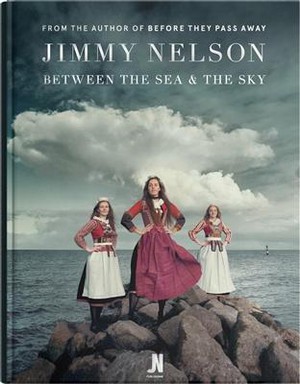 Between the Sea and the Sky 9789083083223  Jimmy Nelson   Fotoboeken, Historische reisgidsen Nederland
