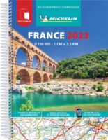 France petit format 2023 1:350.000 9782067256750  Michelin Wegenatlassen  Wegenatlassen Frankrijk