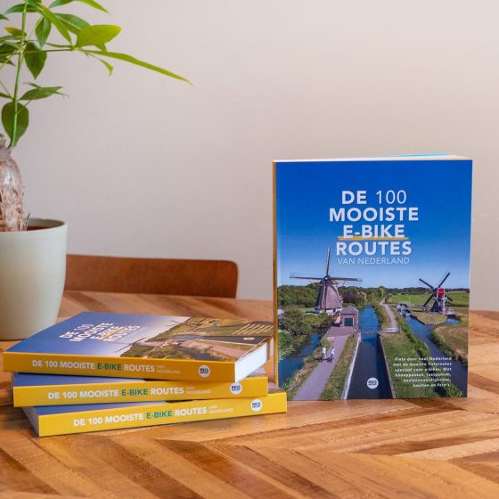 De 100 mooiste e-bike routes van Nederland 9789083241258 Marlou Jacobs en Godfried van Loo REiSREPORT   Fietsgidsen Nederland