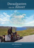 Dwaalgasten van de Amoer | Een Motorreis 9789060280584 Benno Graas Graas Uitgeverij   Motorsport, Reisverhalen & literatuur Europa, Scandinavië (& Noordpool)