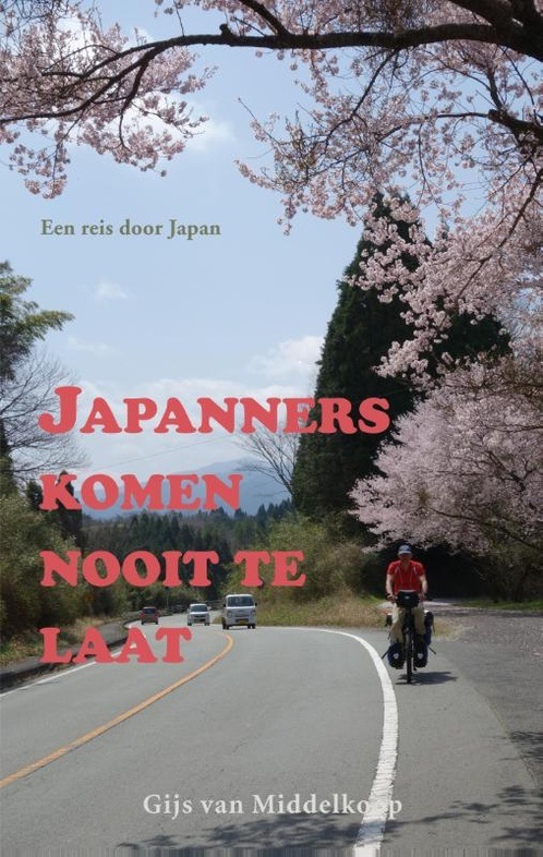 Japanners komen nooit te laat | Gijs van Middelkoop 9789038926445 Gijs van Middelkoop Elmar   Fietsreisverhalen Japan