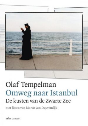 De Omweg naar Istanbul 9789045023847 Olaf Tempelman, foto's: Marco van Duyvendijk Atlas-Contact   Historische reisgidsen, Reisverhalen & literatuur Europa